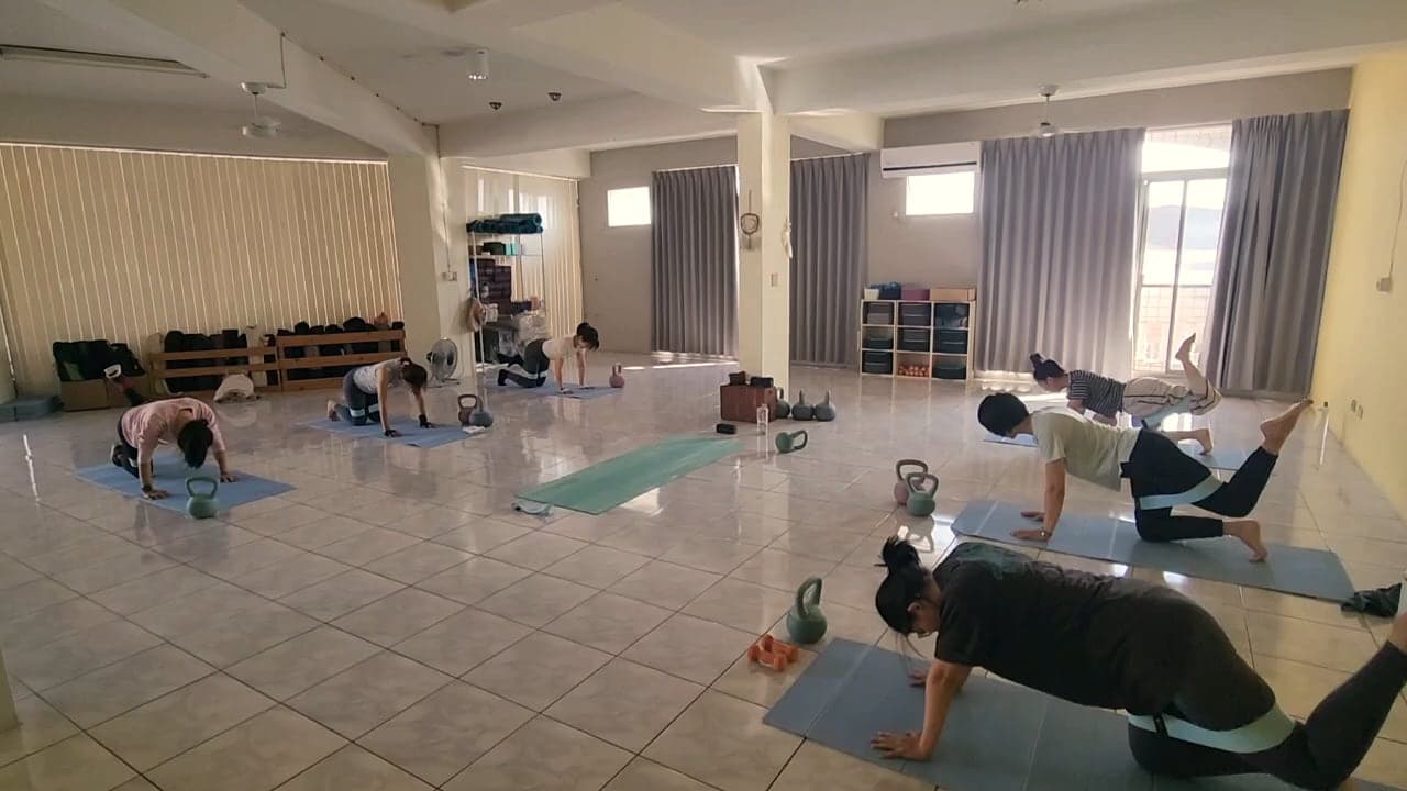 學員在地板上進行緩和的肌力與活動度練習